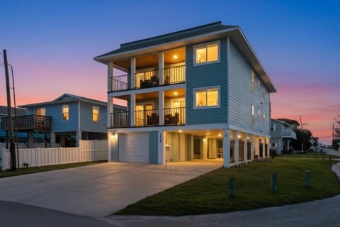 Commercial property in Bradenton Beach, Florida 6 bedrooms, 263.29 sq.m. № 2097327 - photo 2