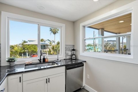 Commercial property in Bradenton Beach, Florida 6 bedrooms, 263.29 sq.m. № 2097327 - photo 17