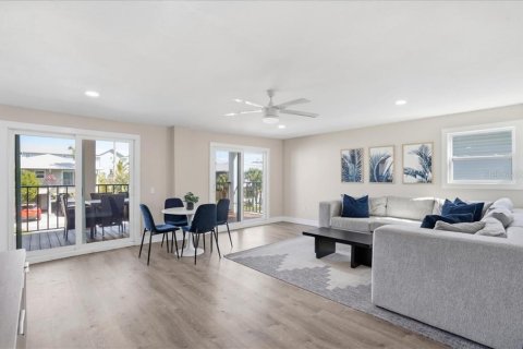 Commercial property in Bradenton Beach, Florida 6 bedrooms, 263.29 sq.m. № 2097327 - photo 13