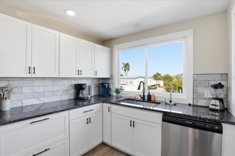 Commercial property in Bradenton Beach, Florida 6 bedrooms, 263.29 sq.m. № 2097327 - photo 18
