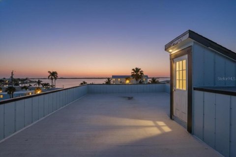 Commercial property in Bradenton Beach, Florida 6 bedrooms, 263.29 sq.m. № 2097327 - photo 4