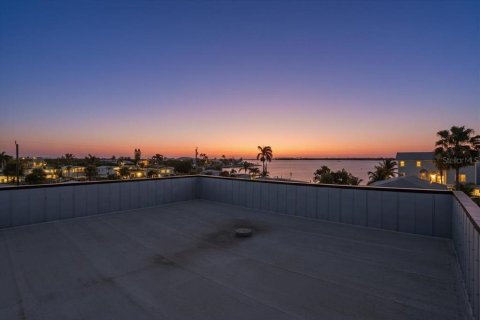 Commercial property in Bradenton Beach, Florida 6 bedrooms, 263.29 sq.m. № 2097327 - photo 5