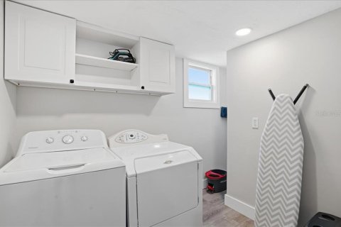 Commercial property in Bradenton Beach, Florida 6 bedrooms, 263.29 sq.m. № 2097327 - photo 30