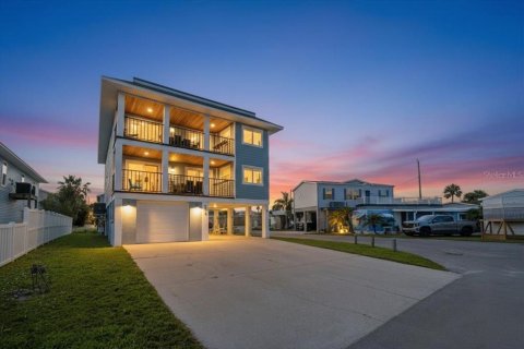 Commercial property in Bradenton Beach, Florida 6 bedrooms, 263.29 sq.m. № 2097327