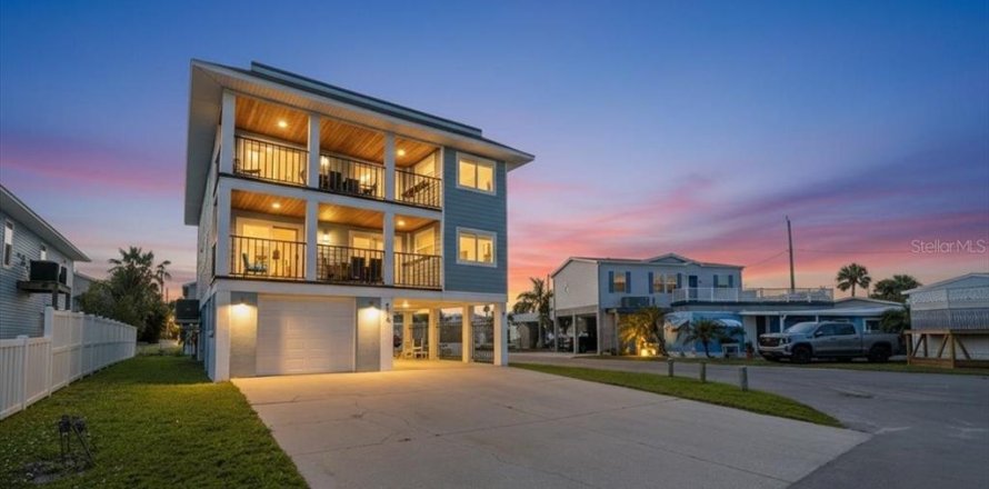 Commercial property in Bradenton Beach, Florida 6 bedrooms, 263.29 sq.m. № 2097327