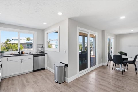 Commercial property in Bradenton Beach, Florida 6 bedrooms, 263.29 sq.m. № 2097327 - photo 20