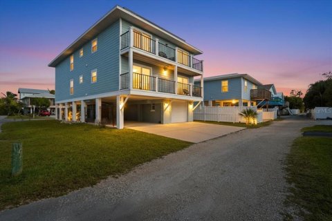 Commercial property in Bradenton Beach, Florida 6 bedrooms, 263.29 sq.m. № 2097327 - photo 3