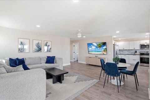 Commercial property in Bradenton Beach, Florida 6 bedrooms, 263.29 sq.m. № 2097327 - photo 11