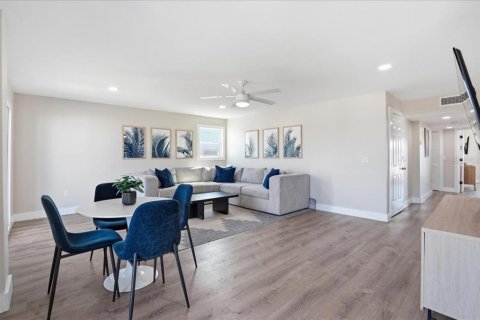 Commercial property in Bradenton Beach, Florida 6 bedrooms, 263.29 sq.m. № 2097327 - photo 15