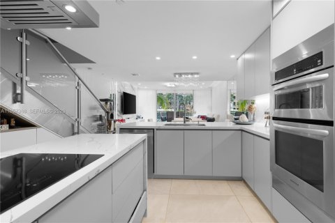 Condo in Aventura, Florida, 2 bedrooms  № 2019644 - photo 9