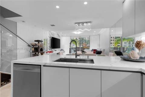 Condo in Aventura, Florida, 2 bedrooms  № 2019644 - photo 8
