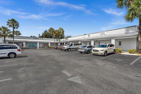 Commercial property in Oakland Park, Florida № 1842472 - photo 10