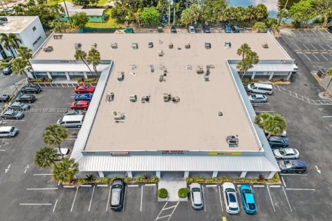 Commercial property in Oakland Park, Florida № 1842472 - photo 2