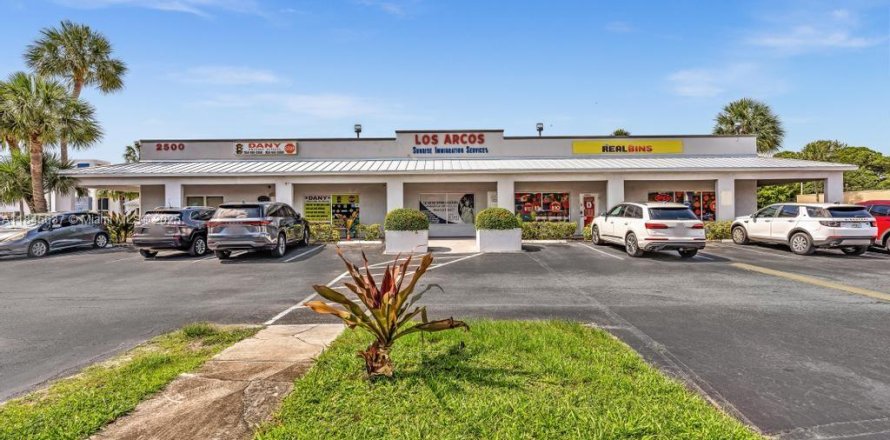 Commercial property in Oakland Park, Florida № 1842472