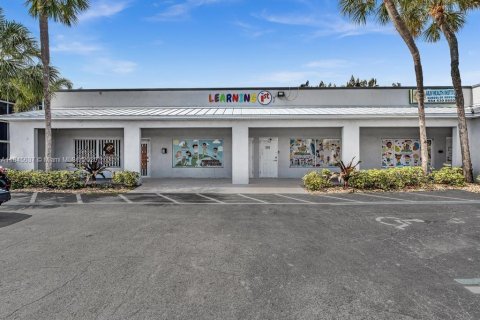 Commercial property in Oakland Park, Florida № 1842472 - photo 11