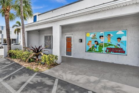 Commercial property in Oakland Park, Florida № 1842472 - photo 12