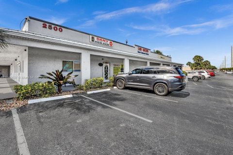 Commercial property in Oakland Park, Florida № 1842472 - photo 13