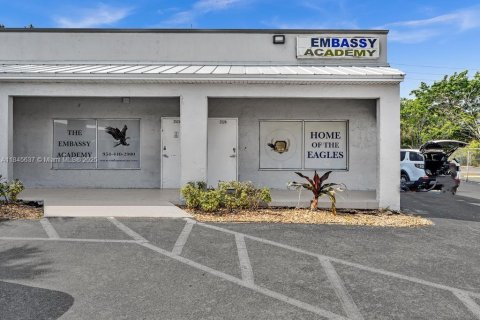 Commercial property in Oakland Park, Florida № 1842472 - photo 14