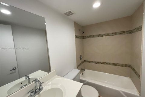 Condominio en alquiler en Miami, Florida, 3 dormitorios, 125.23 m2 № 1923246 - foto 12