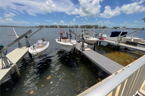 Condominio en alquiler en Miami, Florida, 3 dormitorios, 125.23 m2 № 1923246 - foto 4