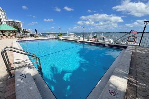 Condominio en alquiler en Miami, Florida, 3 dormitorios, 125.23 m2 № 1923246 - foto 26