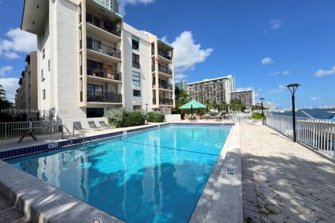 Condominio en alquiler en Miami, Florida, 3 dormitorios, 125.23 m2 № 1923246 - foto 28