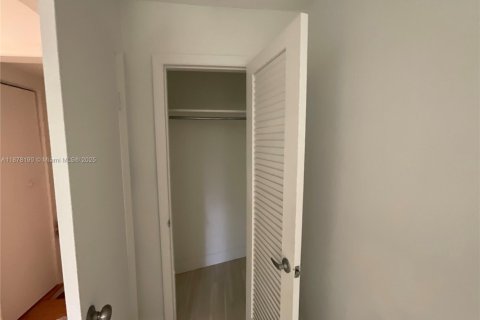 Condominio en alquiler en Miami, Florida, 3 dormitorios, 125.23 m2 № 1923246 - foto 16