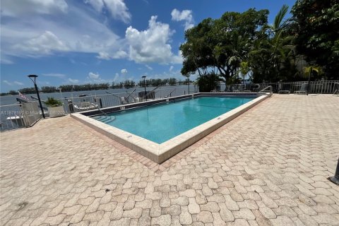 Condominio en alquiler en Miami, Florida, 3 dormitorios, 125.23 m2 № 1923246 - foto 1