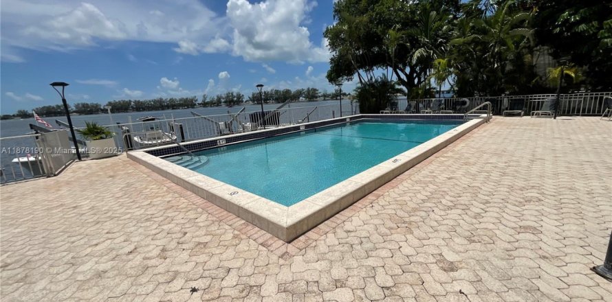 Condominio en Miami, Florida, 3 dormitorios  № 1923246