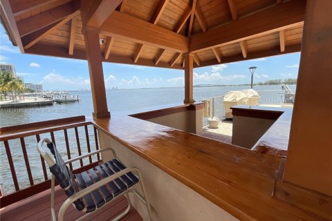 Condominio en alquiler en Miami, Florida, 3 dormitorios, 125.23 m2 № 1923246 - foto 5