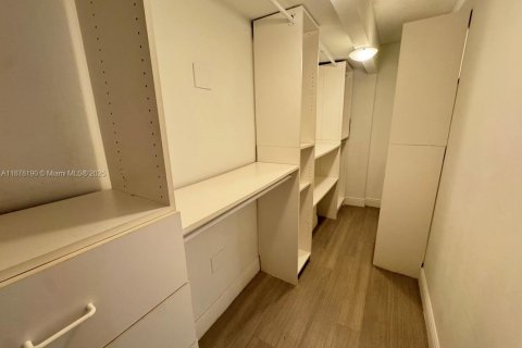 Condominio en alquiler en Miami, Florida, 3 dormitorios, 125.23 m2 № 1923246 - foto 23