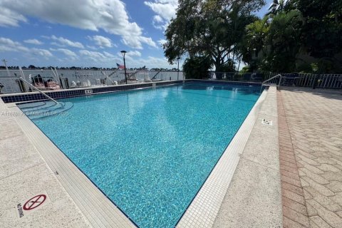 Condominio en alquiler en Miami, Florida, 3 dormitorios, 125.23 m2 № 1923246 - foto 29
