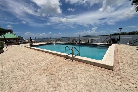 Condominio en alquiler en Miami, Florida, 3 dormitorios, 125.23 m2 № 1923246 - foto 3