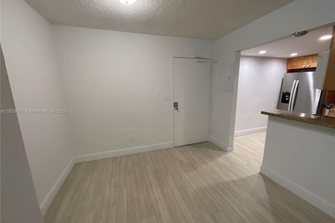 Condominio en alquiler en Miami, Florida, 3 dormitorios, 125.23 m2 № 1923246 - foto 9