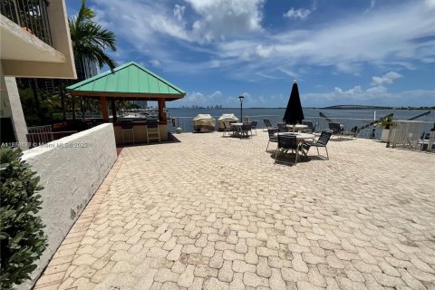 Condominio en alquiler en Miami, Florida, 3 dormitorios, 125.23 m2 № 1923246 - foto 2