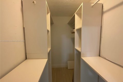 Condominio en alquiler en Miami, Florida, 3 dormitorios, 125.23 m2 № 1923246 - foto 13