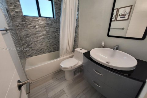 Villa ou maison à louer à Miami, Floride: 3 chambres, 152.73 m2 № 2076356 - photo 13