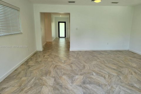 Villa ou maison à louer à Miami, Floride: 3 chambres, 152.73 m2 № 2076356 - photo 4