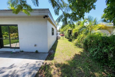 Villa ou maison à louer à Miami, Floride: 3 chambres, 152.73 m2 № 2076356 - photo 18