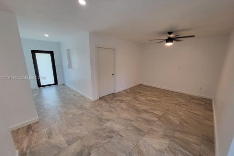 Villa ou maison à louer à Miami, Floride: 3 chambres, 152.73 m2 № 2076356 - photo 3