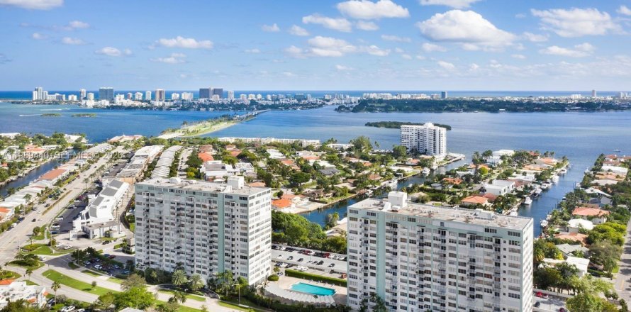 Condo à North Miami, Floride, 2 chambres  № 2051523