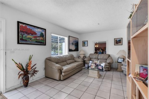 Casa en venta en West Miami, Florida, 2 dormitorios, 108.88 m2 № 1992615 - foto 5