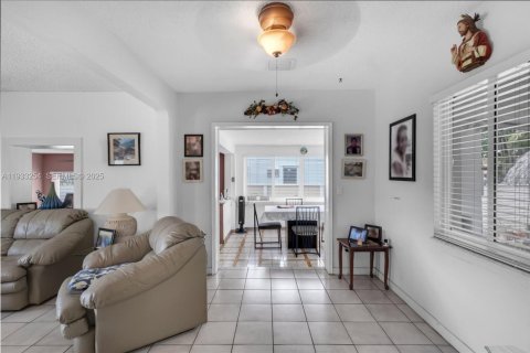Casa en venta en West Miami, Florida, 2 dormitorios, 108.88 m2 № 1992615 - foto 9