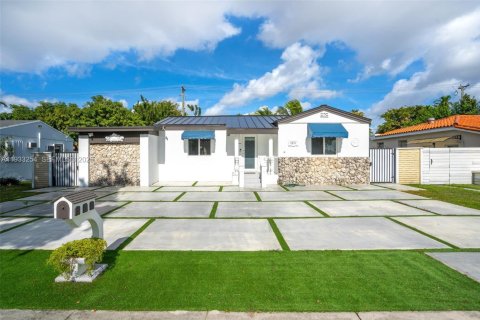 Casa en venta en West Miami, Florida, 2 dormitorios, 108.88 m2 № 1992615 - foto 1