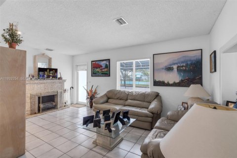 Casa en venta en West Miami, Florida, 2 dormitorios, 108.88 m2 № 1992615 - foto 6