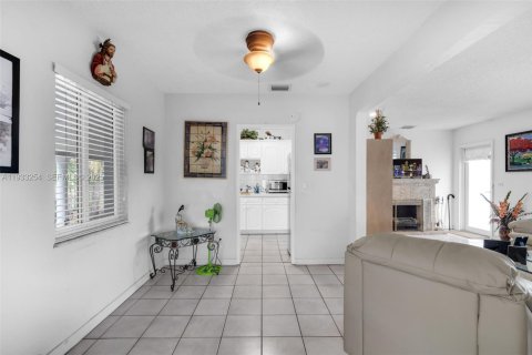 Casa en venta en West Miami, Florida, 2 dormitorios, 108.88 m2 № 1992615 - foto 8