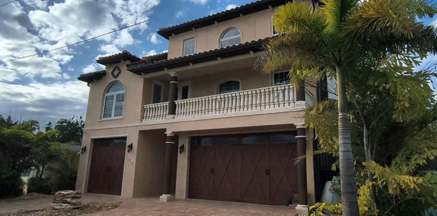 House in Madeira Beach, Florida 4 bedrooms, 345.78 sq.m. № 2239849