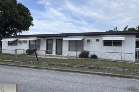 House in Riviera Beach, Florida 4 bedrooms, 141.68 sq.m. № 2398151