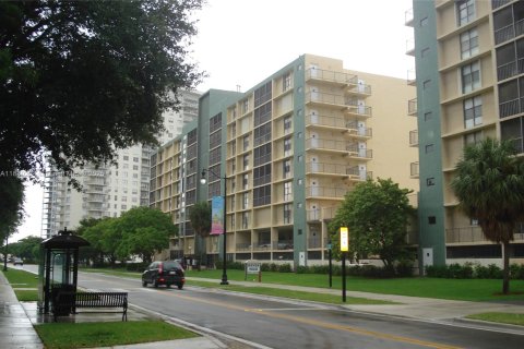 Condominio en alquiler en Sunny Isles Beach, Florida, 2 dormitorios, 122.63 m2 № 1941278 - foto 1