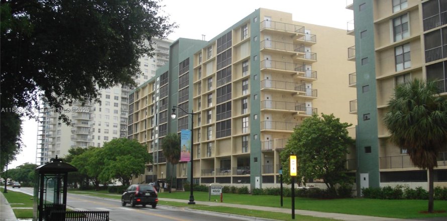 Condominio en Sunny Isles Beach, Florida, 2 dormitorios  № 1941278